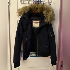 Abercrombie and Fitch excellent navy bomber women/girls, large fake fur